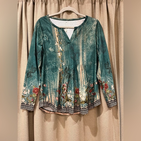 NWT Green Floral V-Neck Long Sleeve Top - Picture 3 of 6